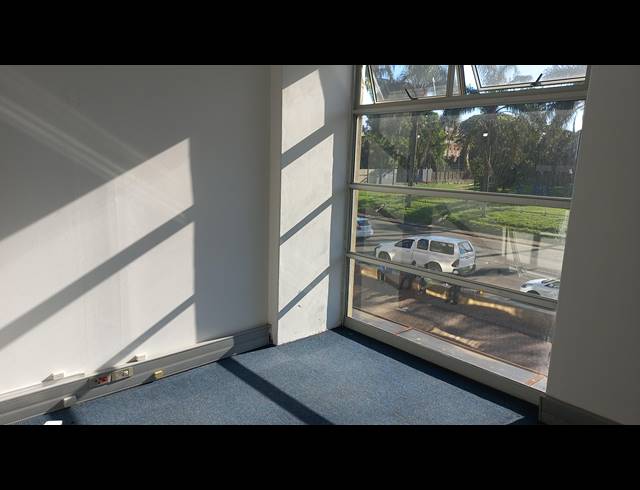 186M² BUSINESS TO LET IN OVERPORT